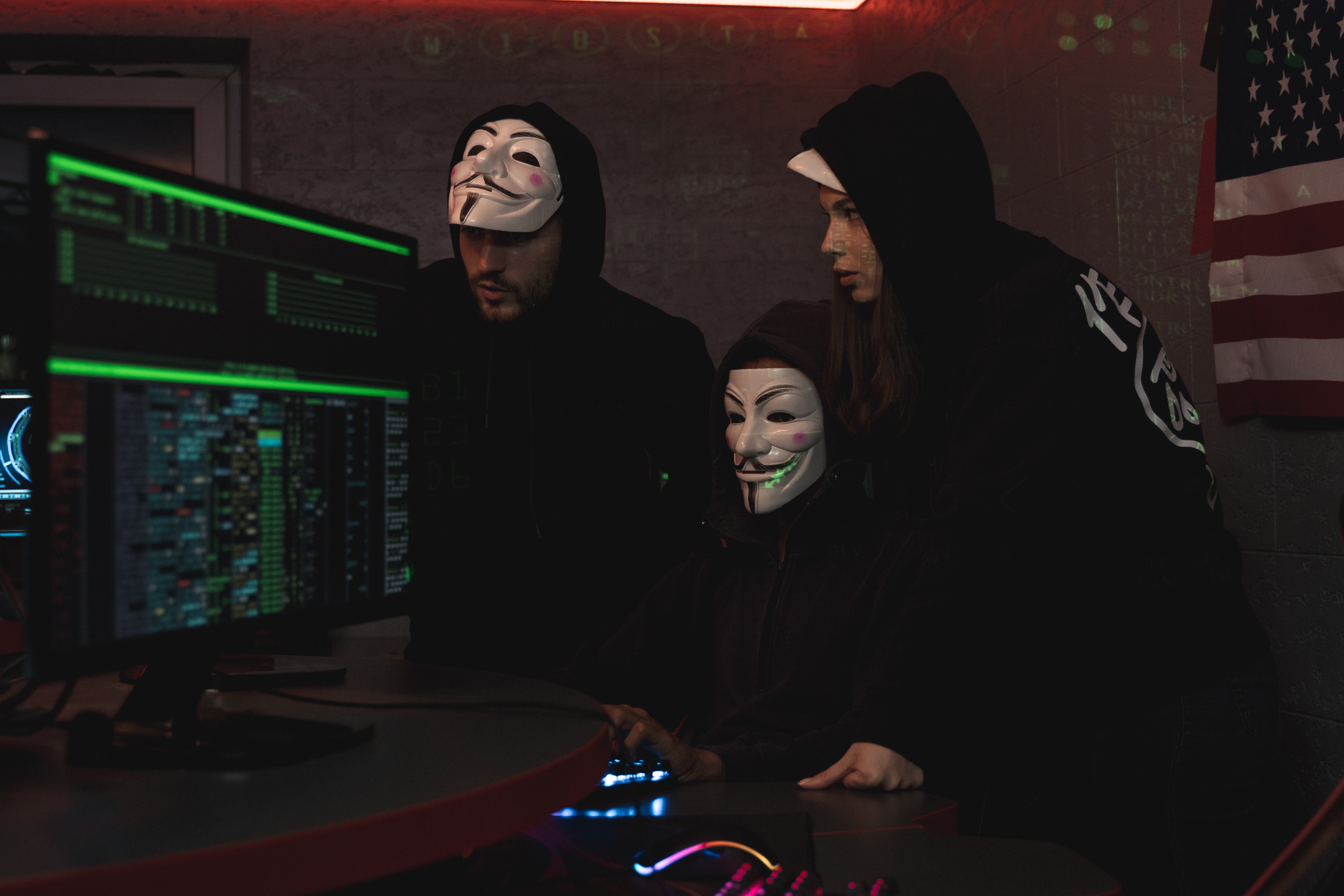 V黑客面罩一起看监视器